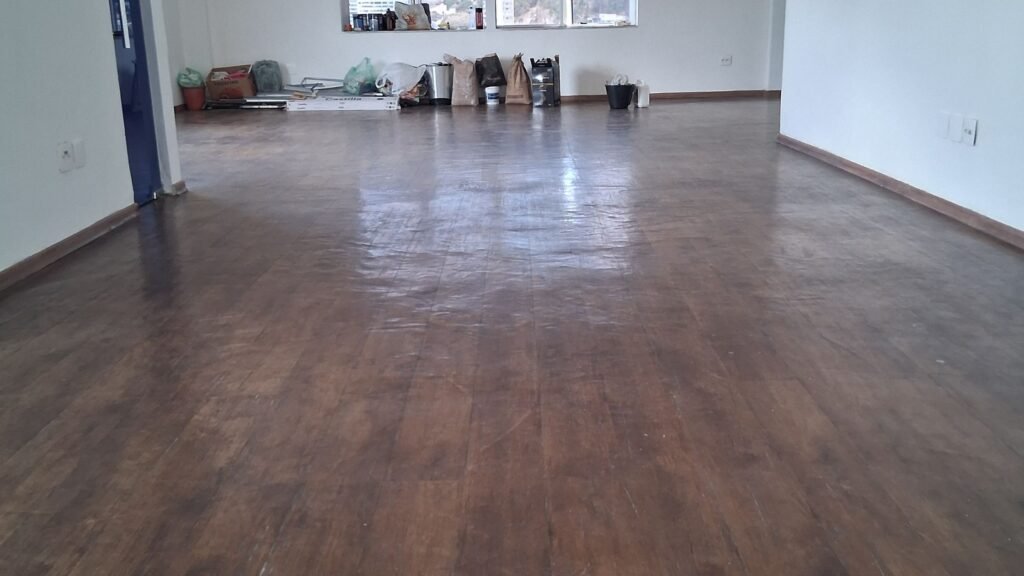 Limpeza pós-obra em Belo Horizonte: descubra os 7 erros que atrasam a entrega do imóvel e como evitá-los. Guia completo para uma limpeza eficiente e profissional.